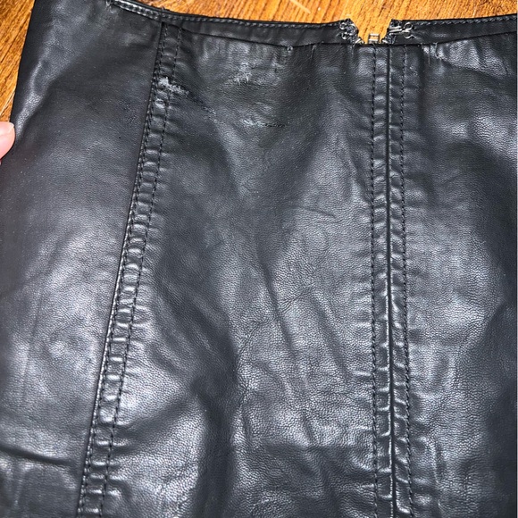 ⭐️Free People Modern Femme Black Vegan Leather Mini Skirt Size 2 FINAL PRICE - Picture 6 of 16